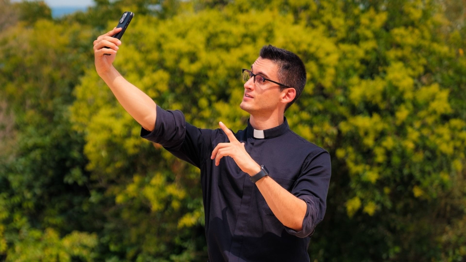 Cura Creador de Contenido en Italia Deja el Sacerdocio; Niega Haberse Salido por Estar Enamorado