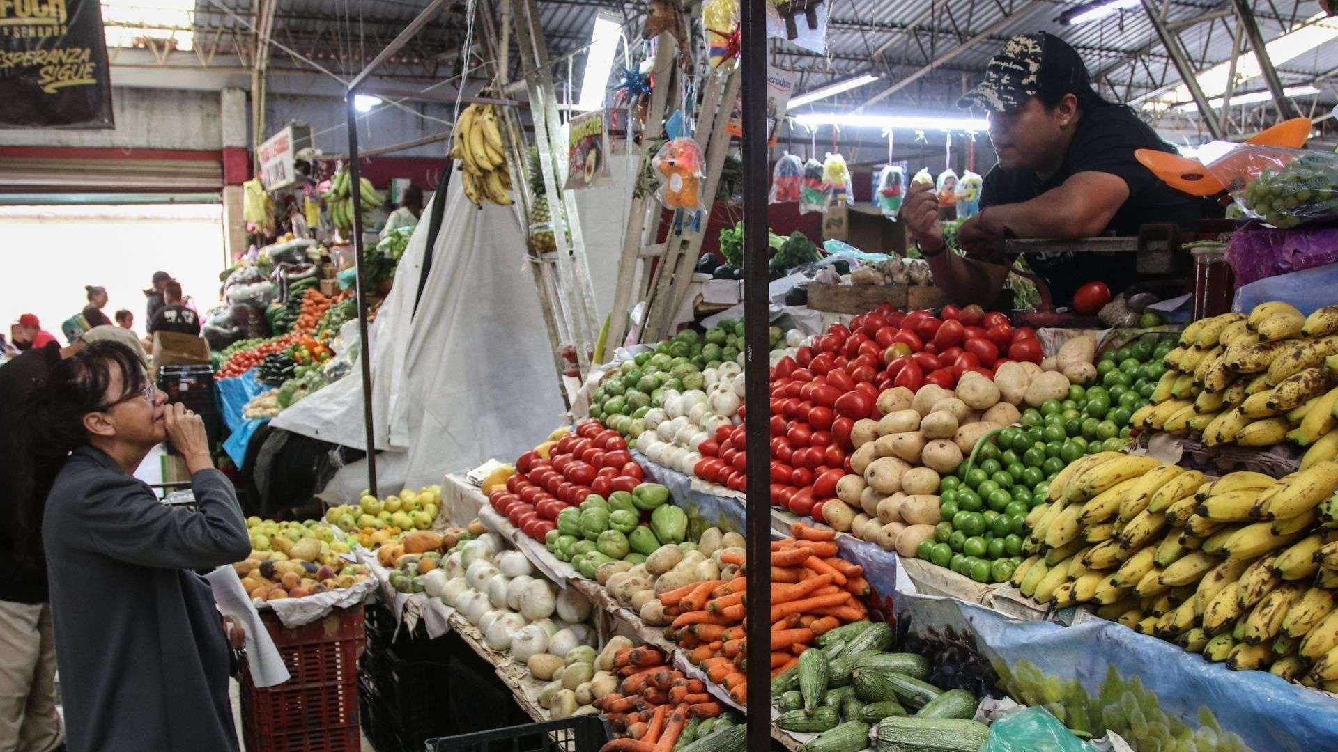 Venta de productos de la canasta básica en mercado de la CDMX