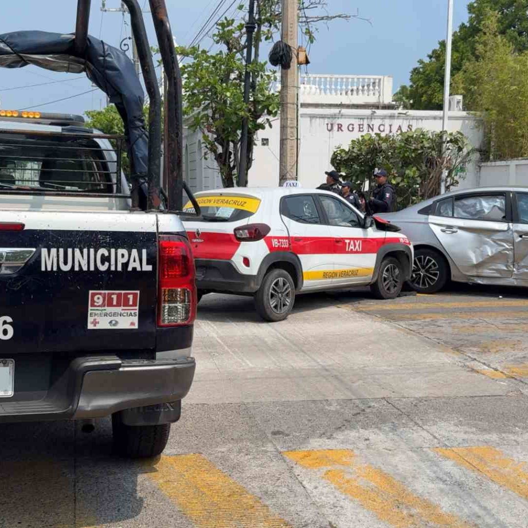 Mujer y Dos Turistas Lesionados tras Choque Entre Auto y Taxi en ...