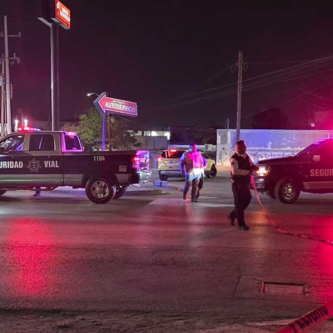 Camioneta arrolla a padre e hijo a bordo de una motocicleta