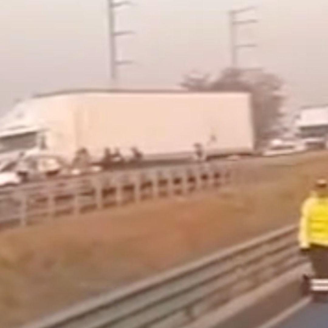 Conductor de Tráiler Evita Presunto Asalto, Choca la Camioneta que Intentó Detenerlo en Celaya. Foto: N+