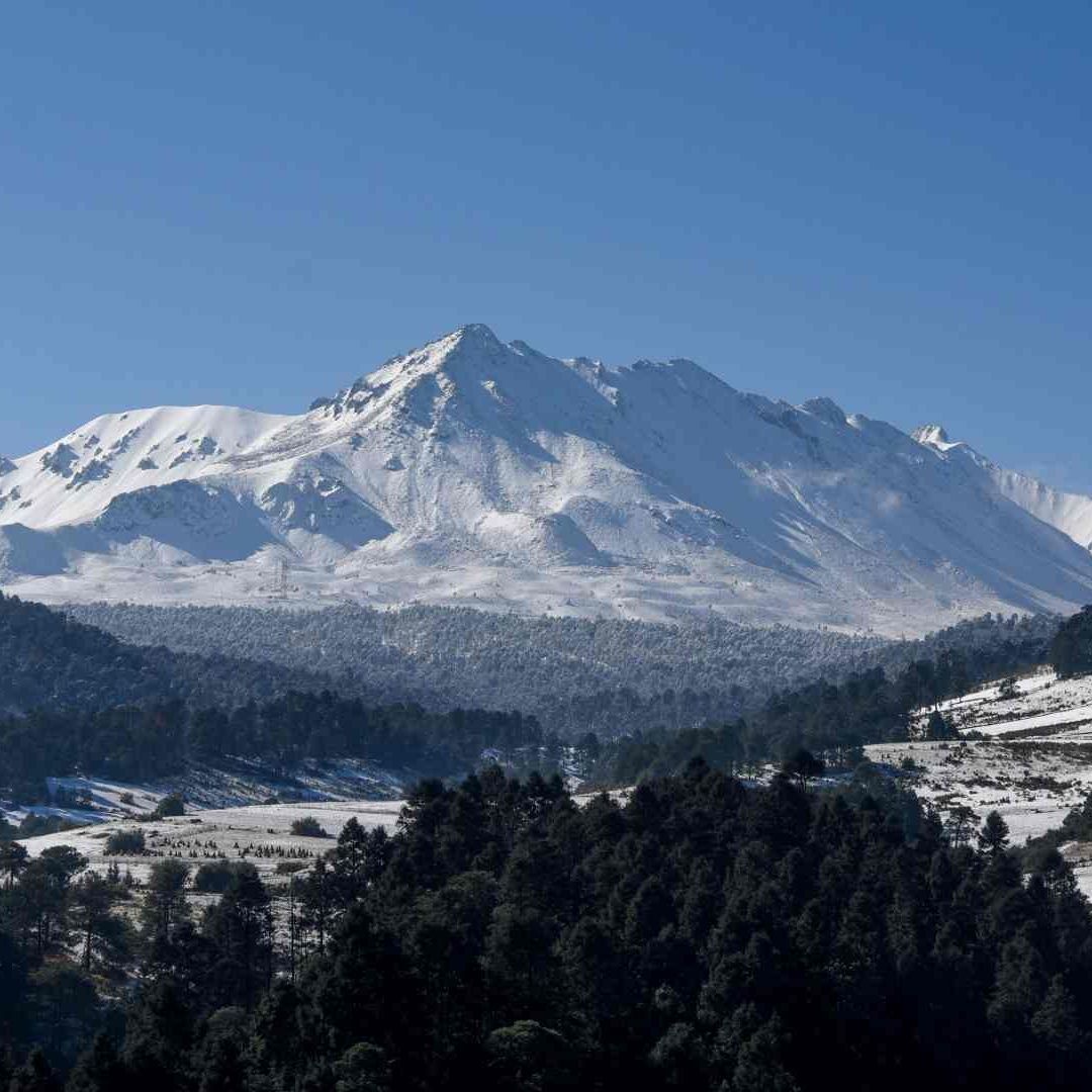 El Volcán Xinantécatl amaneció cubierto de nieve el 31 de marzo debido al frente frío 42. Foto: Cuartoscuro