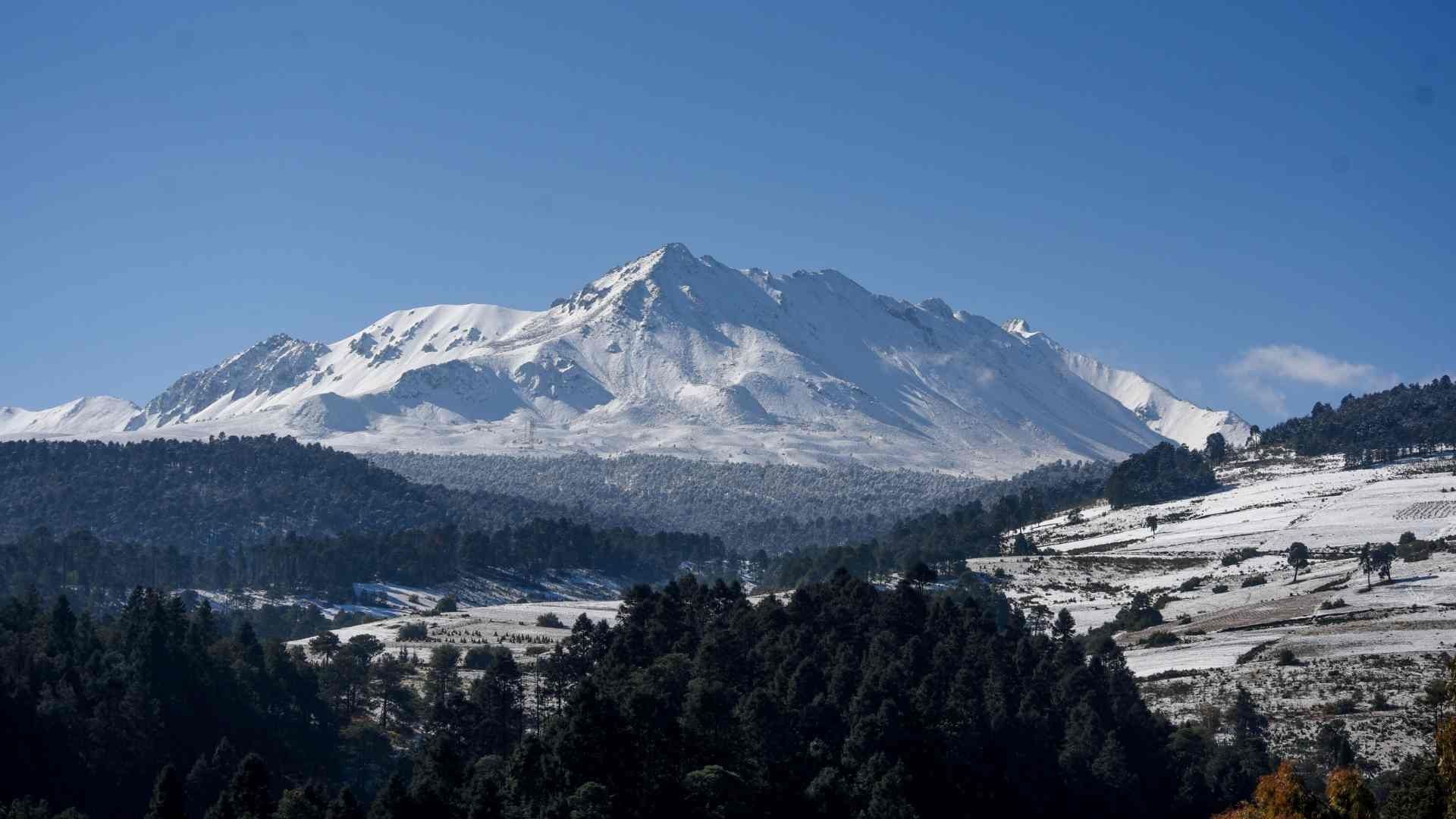 El Volcán Xinantécatl amaneció cubierto de nieve el 31 de marzo debido al frente frío 42. Foto: Cuartoscuro