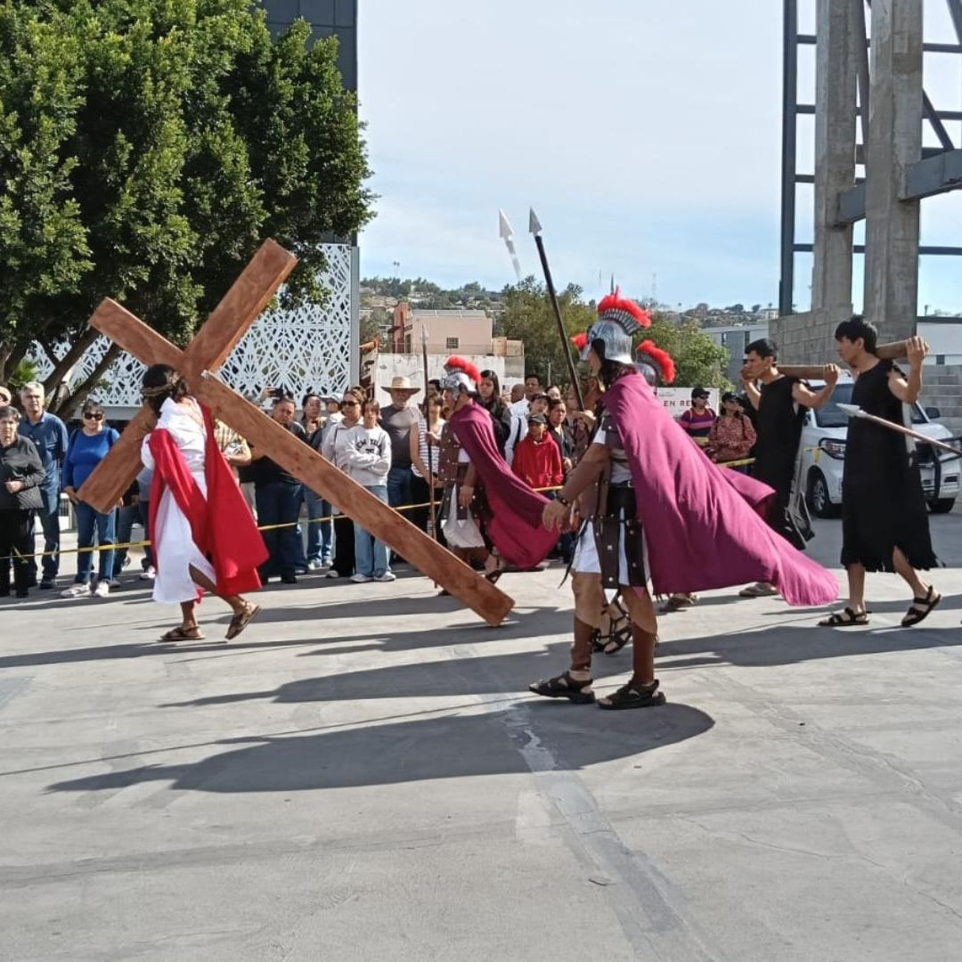 Realizan Viacrucis en Catedral Metropolitana de Tijuana con Cientos de Feligreses