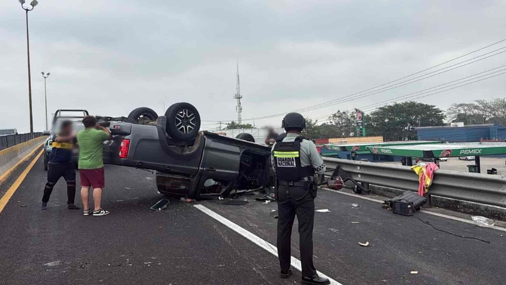 Accidente en la carretera Coatzacoalcos-Villahermosa, Tabasco. Foto: X @GN_Carreteras