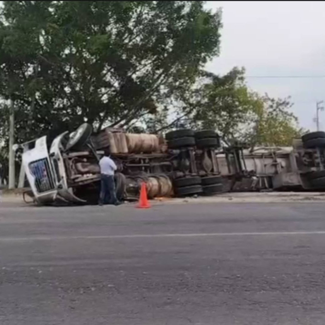 Tráiler Vuelca en la Autopista Córdoba Veracruz Amatlán Conductor Perdió el Control de la Unidad