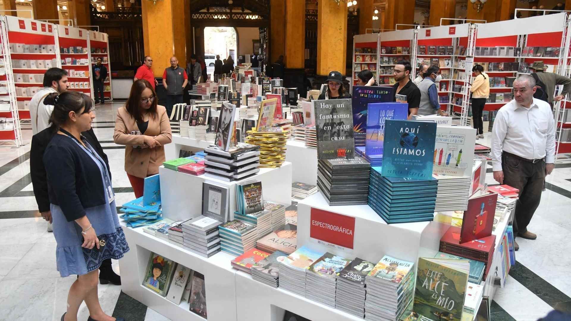Tendido de Libros en el Palacio Postal