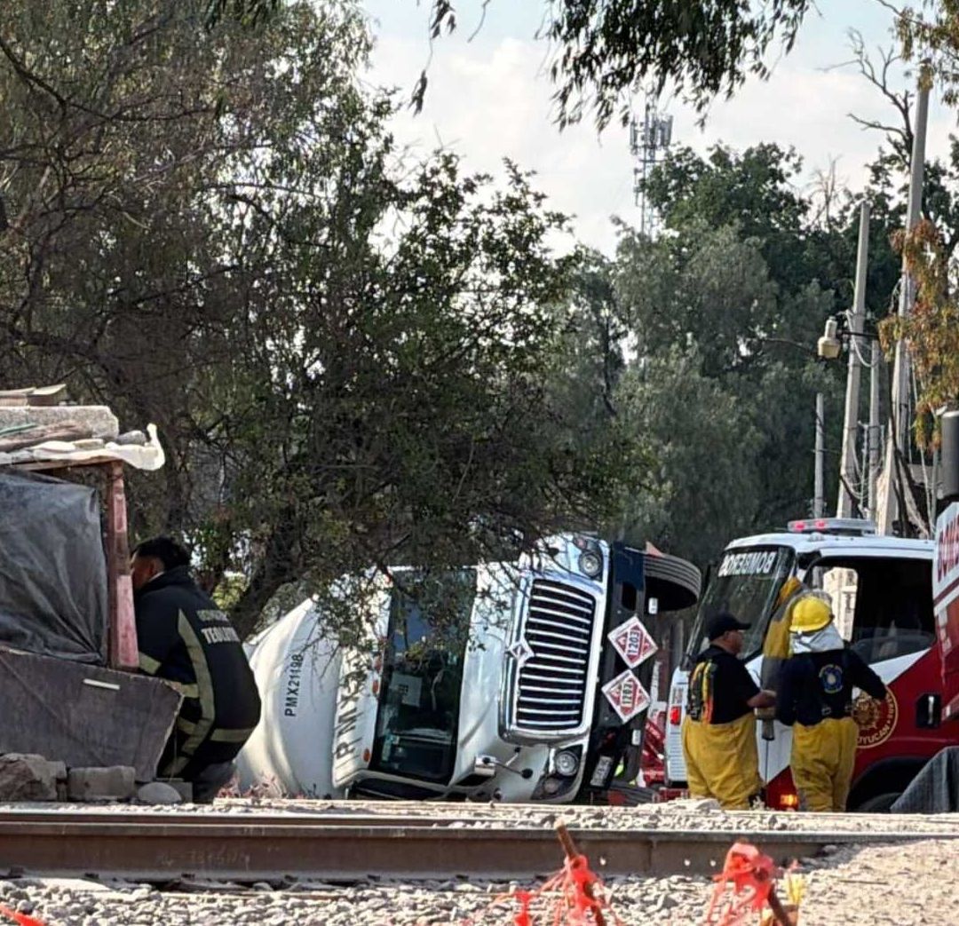 ¿Qué Pasó en Avenida Berriozábal Hoy? Vuelca Pipa de Pemex en Vías del Tren en Edomex