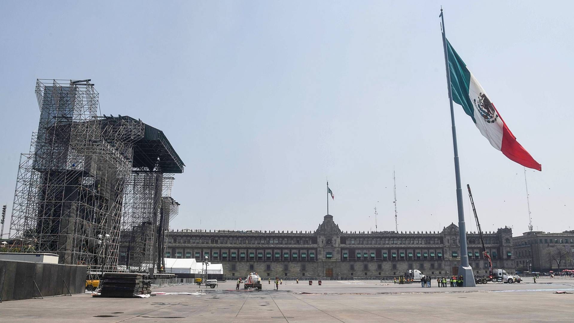 Instalan escenario en el Zócalo CDMX para el concierto gratis de Shakira