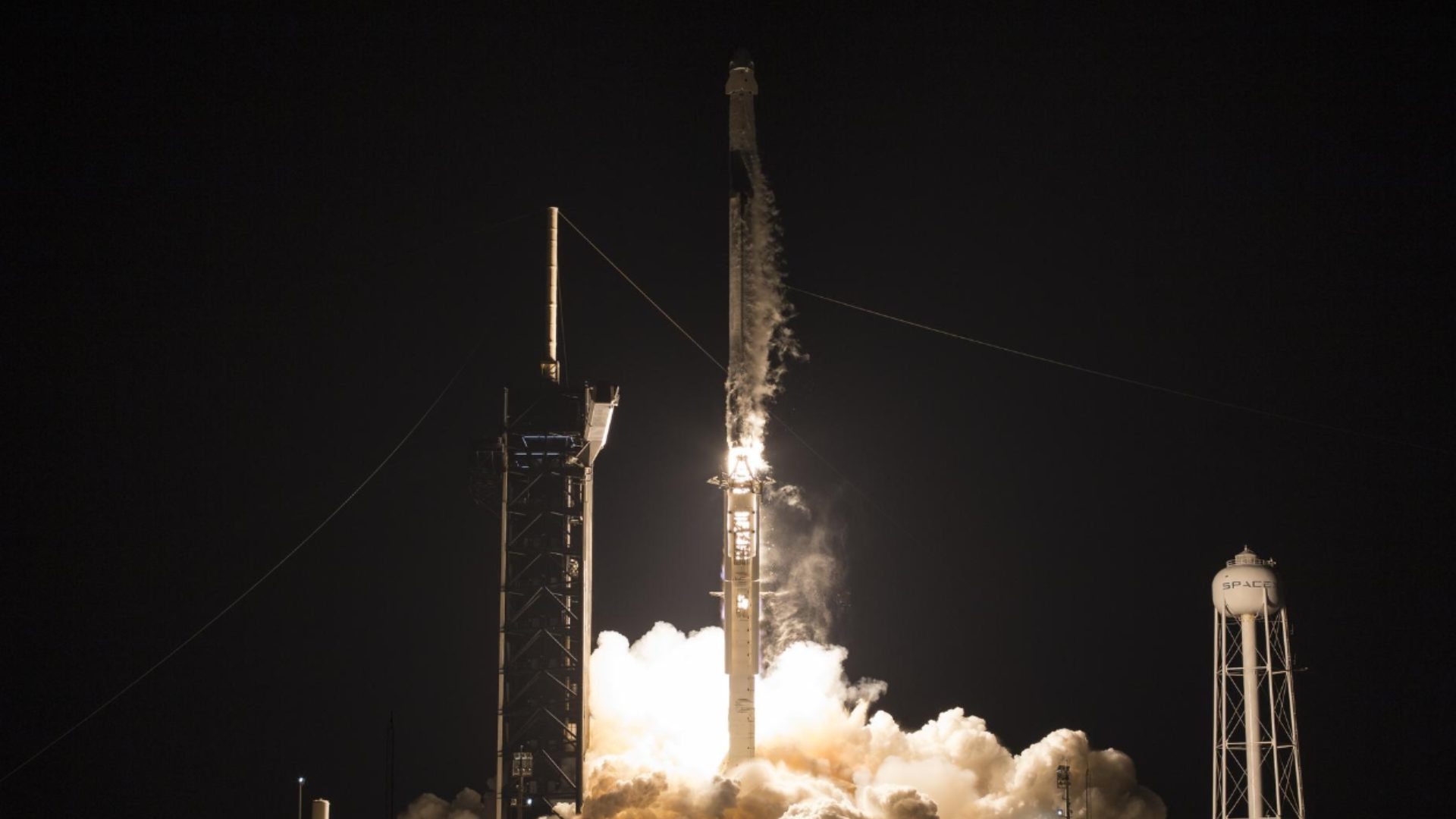 NASA Aplaza Vuelo Tripulado de Cohete Falcon 9 de SpaceX Hacia la EEI