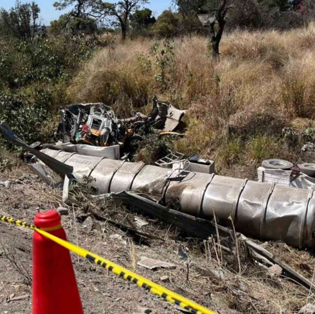 Chofer Muere Tras Volcar en Pipa Cargada con 34 Mil Litros de Diésel en El Arenal, Jalisco