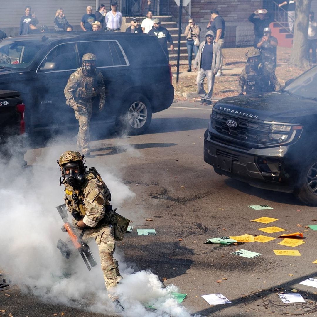 Agentes federales reprimieron a manifestantes con gas lacrimógeno en la ciudad de Chicago.