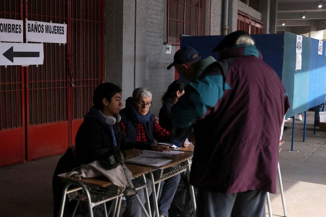 La elección del domingo es el paso más reciente de un proceso que arrancó a fines de 2019, tras un período de intensas protestas callejeras, que busca la redacción de una nueva Constitución