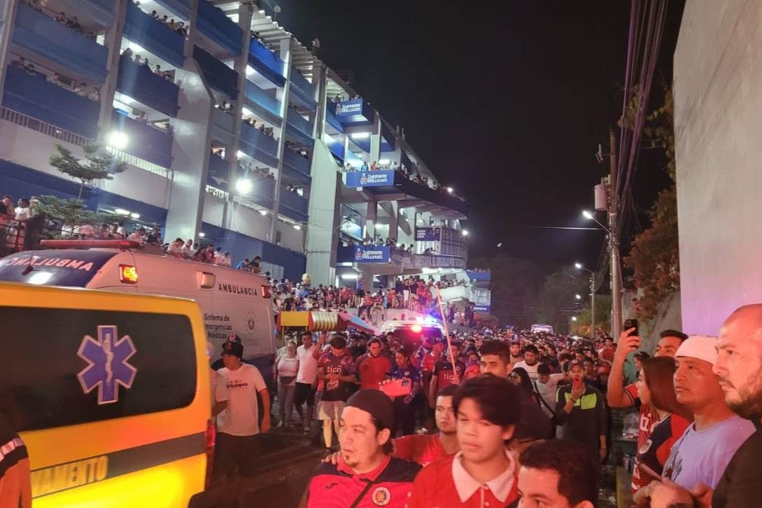 Según el cuerpo de seguridad, “las primeras informaciones apuntan a una estampida de aficionados que trató de entrar a ver el partido entre Alianza y FAS”.