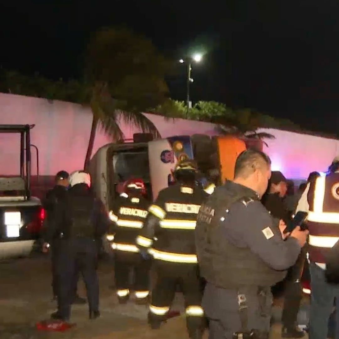 Movilización de cuerpos de emergencias y bomberos por volcadura de camión en Veracruz.