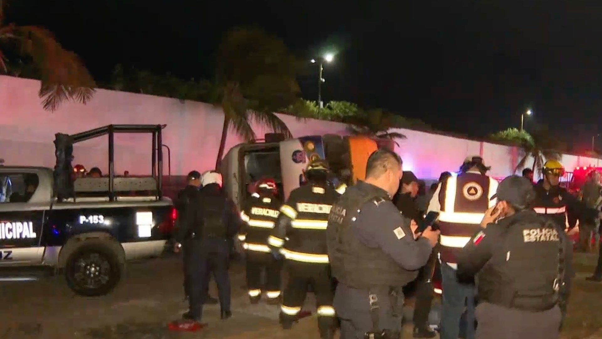 Movilización de cuerpos de emergencias y bomberos por volcadura de camión en Veracruz.
