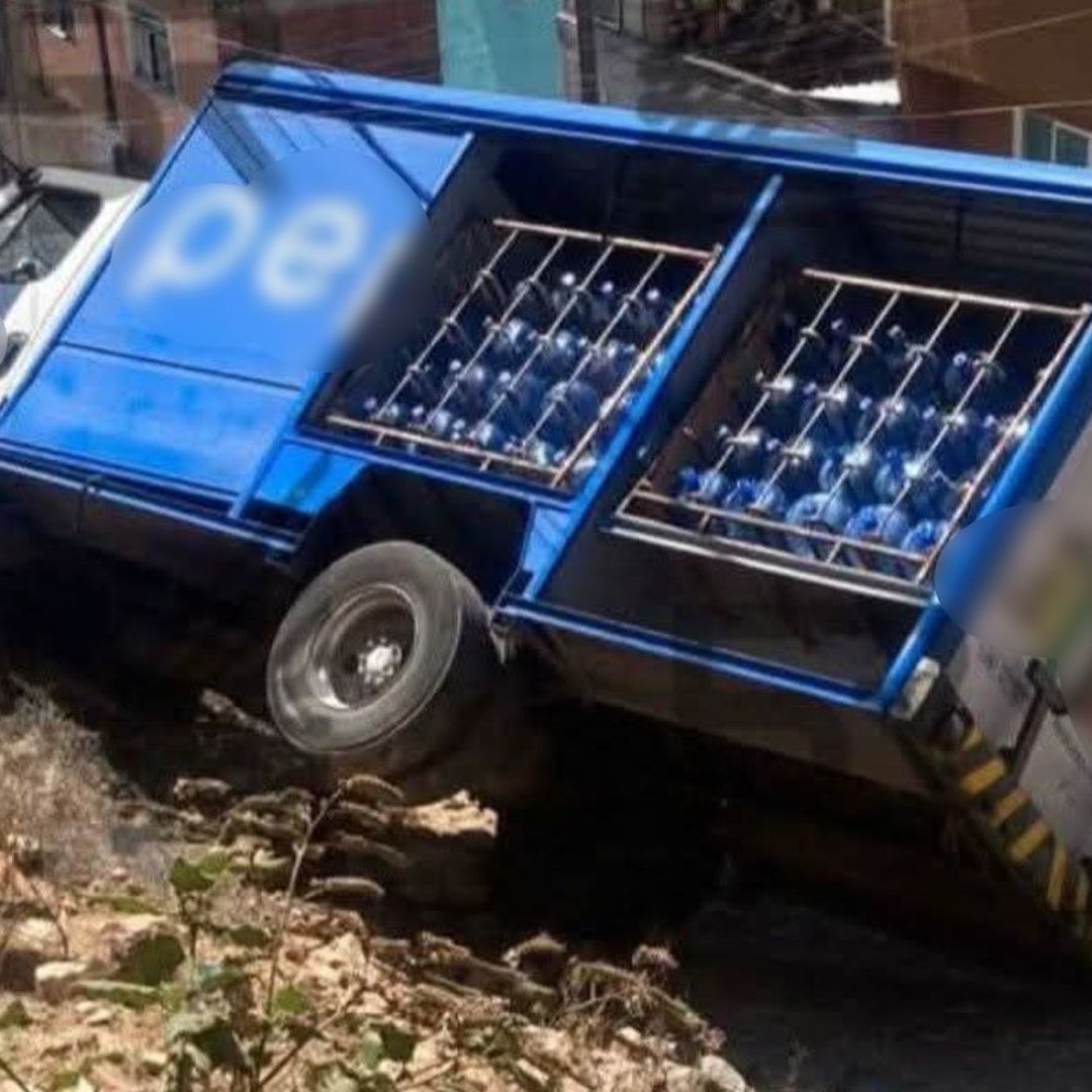 Accidente y Volcadura de Camión Repartidor de Refresco y Garrafones Pepsi en Barrio de Xonaca