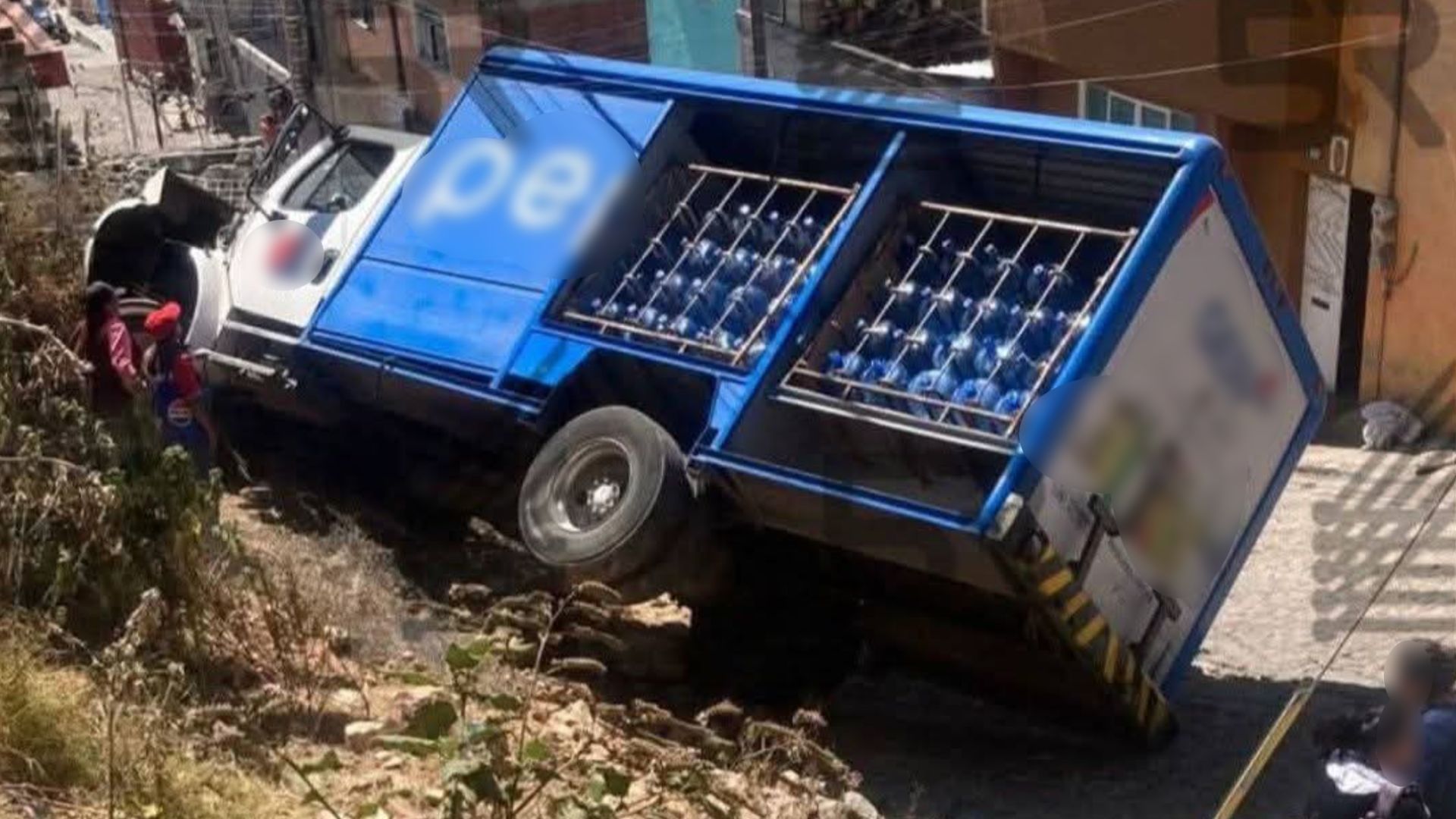 Accidente y Volcadura de Camión Repartidor de Refresco y Garrafones Pepsi en Barrio de Xonaca