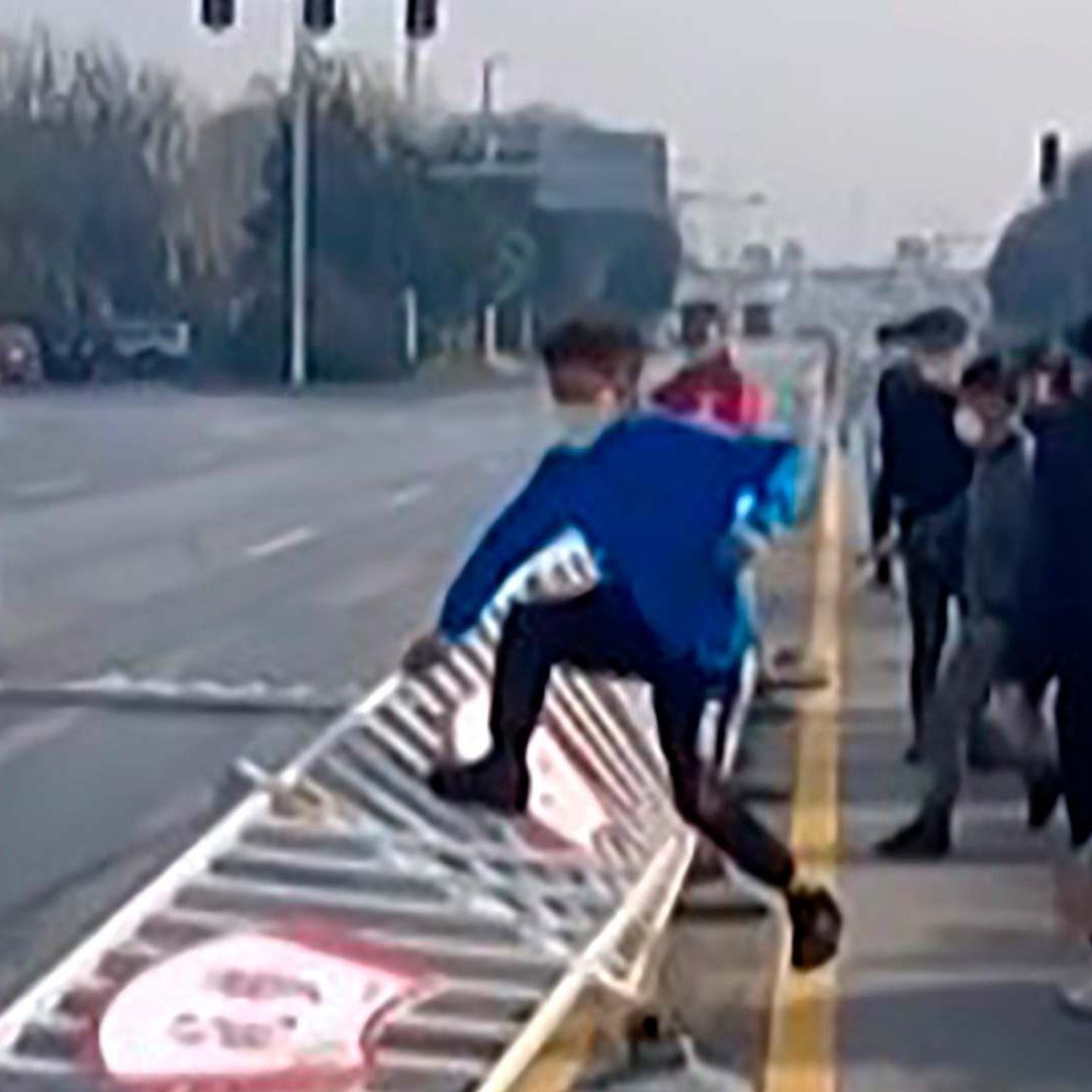Protestas en China por confinamiento en fábrica de iPhone
