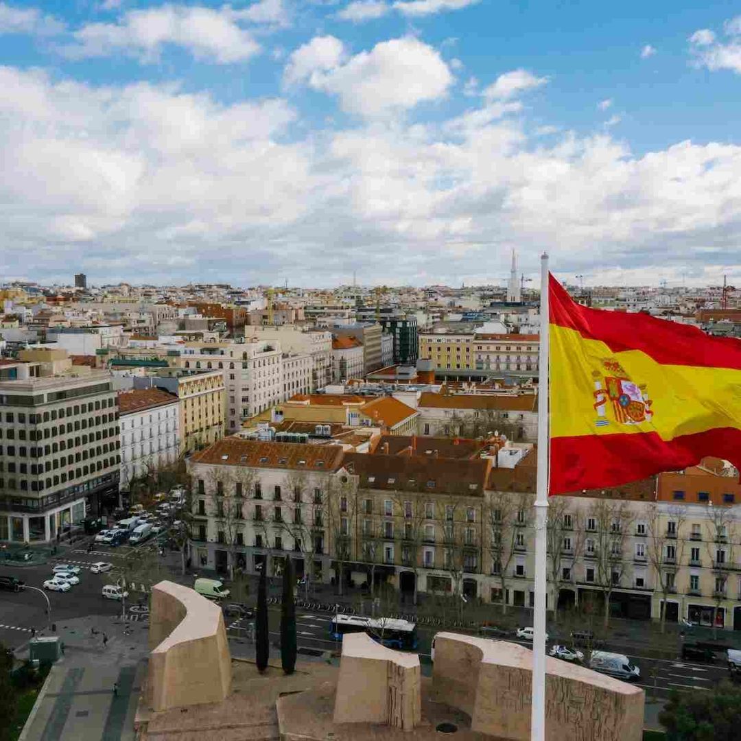 Trabaja desde casa pero en otro país, así puedes obtener la visa de trabajo que ofrece España