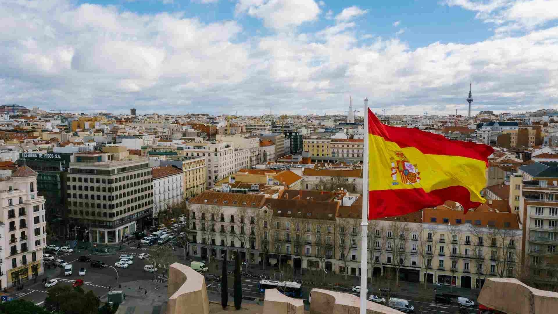 Trabaja desde casa pero en otro país, así puedes obtener la visa de trabajo que ofrece España