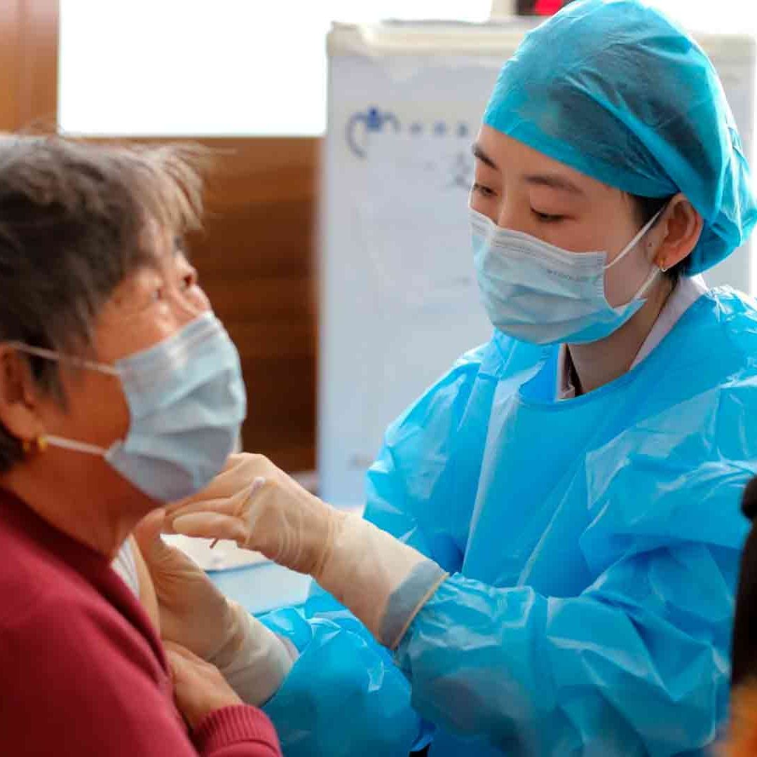 China impulsa vacuna contra Covid para mayores de 60 años