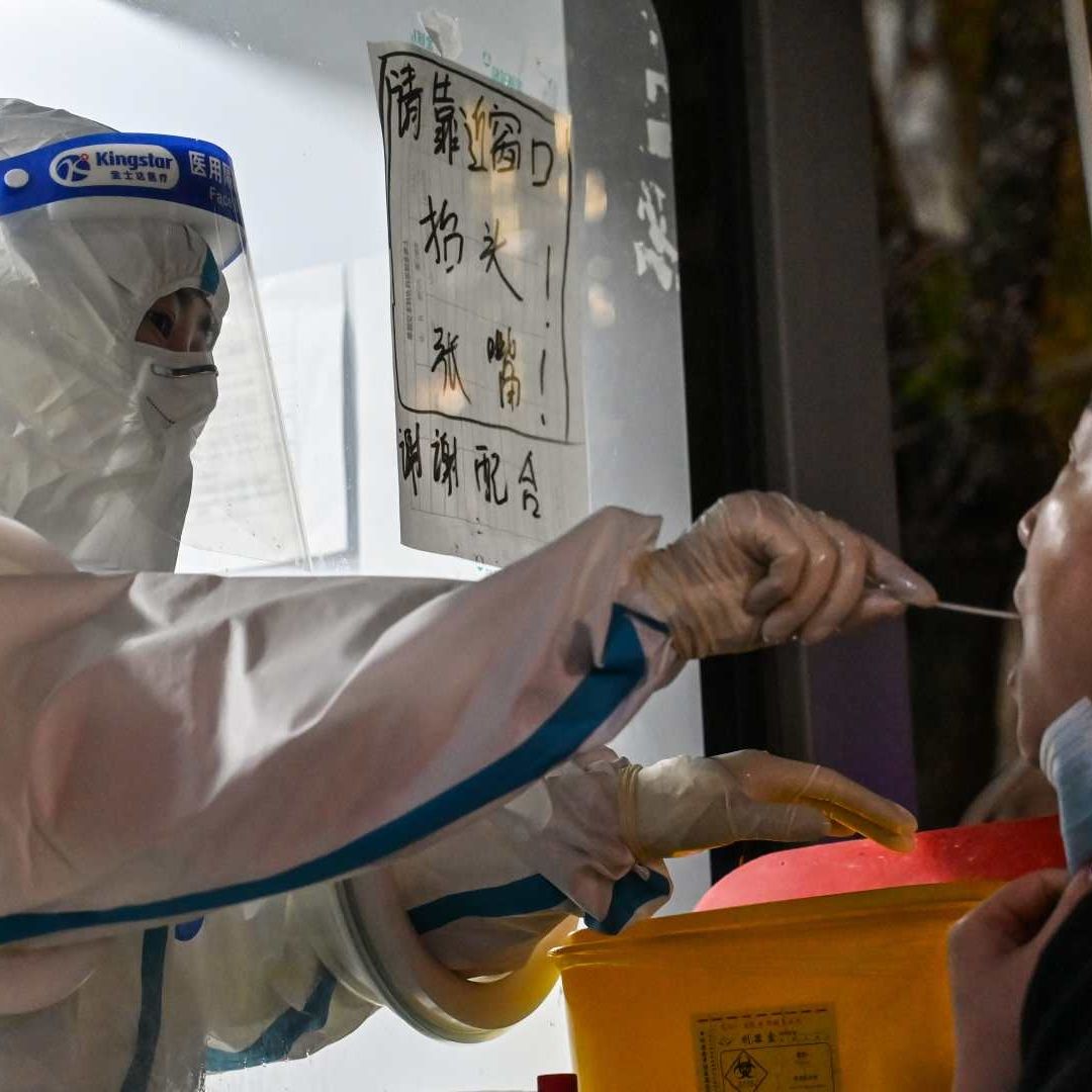 La variante ómicron hizo imposible tratar de evitar nuevos contagios de COVID-19