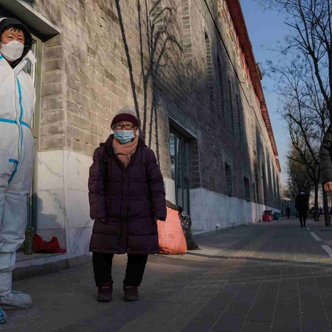 China relaja su estricta política contra COVID-19