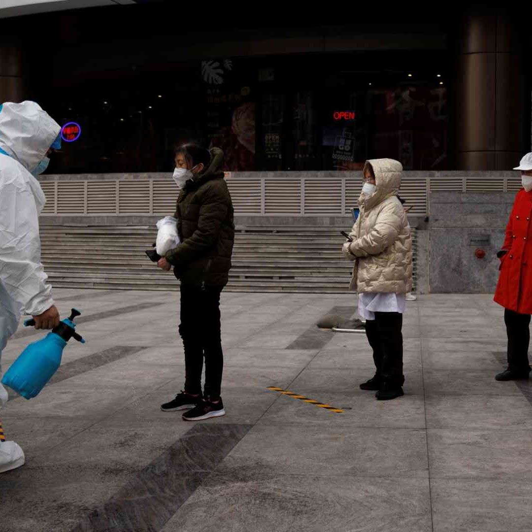Personas esperan para hacerse la prueba de hisopado en China