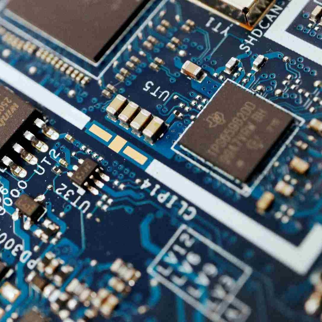 China y Estados Unidos disputan exportación de chips ante la OMC
