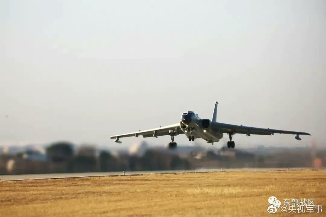 El ejército chino publicó fotos de un bombardero y un buque de guerra