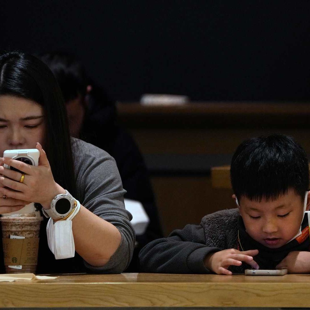 Niños en China solo juegan una hora en línea