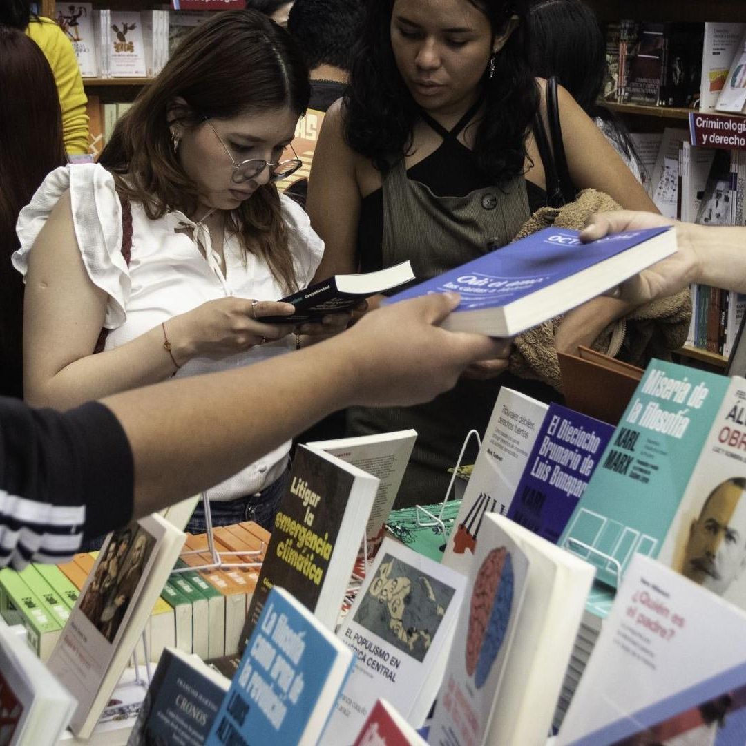 Asistentes a la FIL en el Palacio de Minería en la CDMX