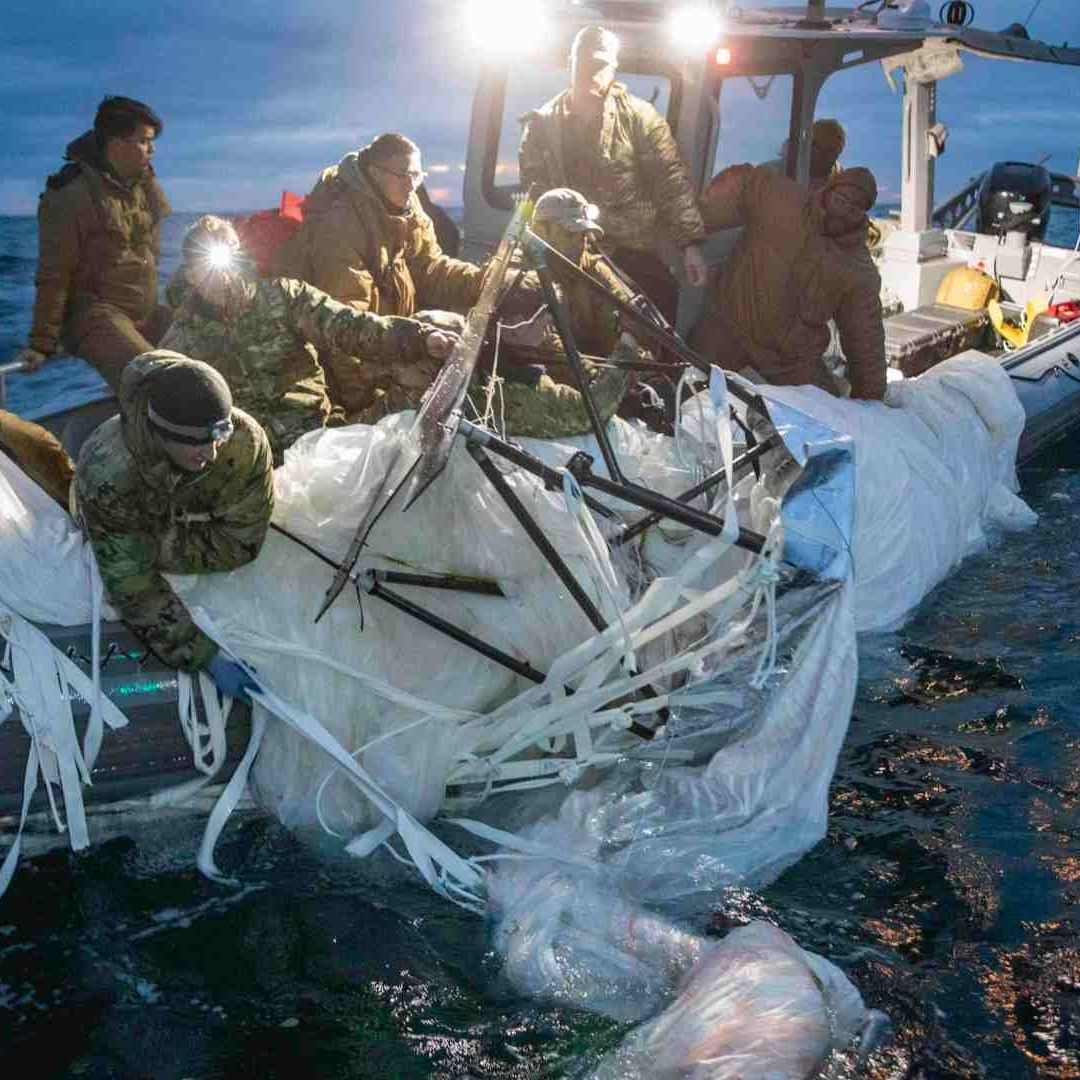 Restos de globo espía chino derribado en el mar de EUA