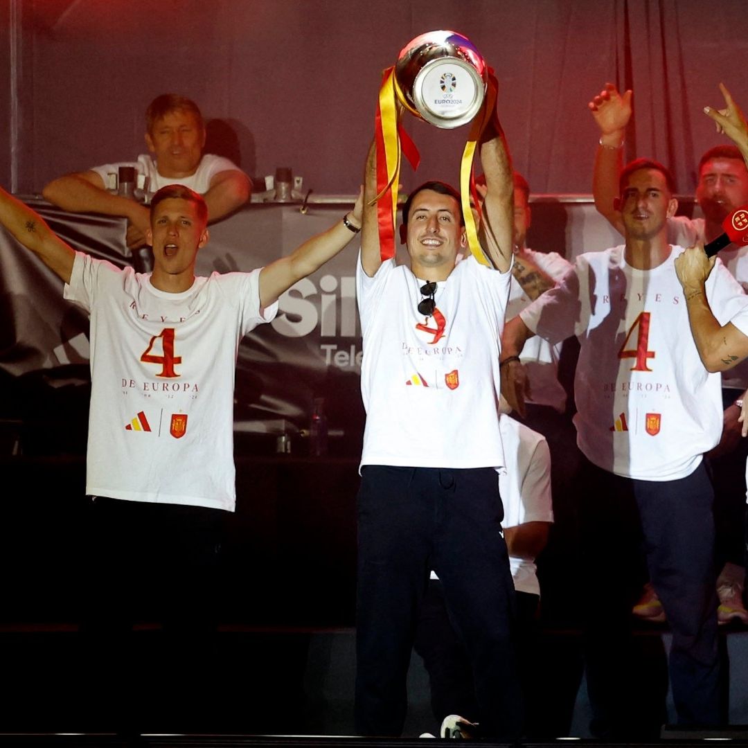 Los jugadores de España lucieron una playera con el número '4' en alusión al número de Eurocopas que la selección ha ganado en su historia. Foto Reuters