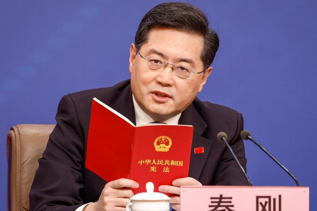 Qin Gang, responde una pregunta sobre Taiwán durante una rueda de prensa