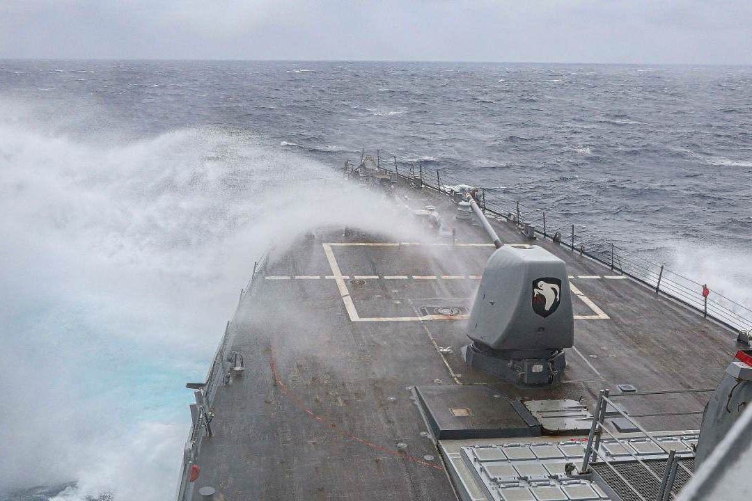 China aleja a buque militar de EUA que ingresó a su territorio