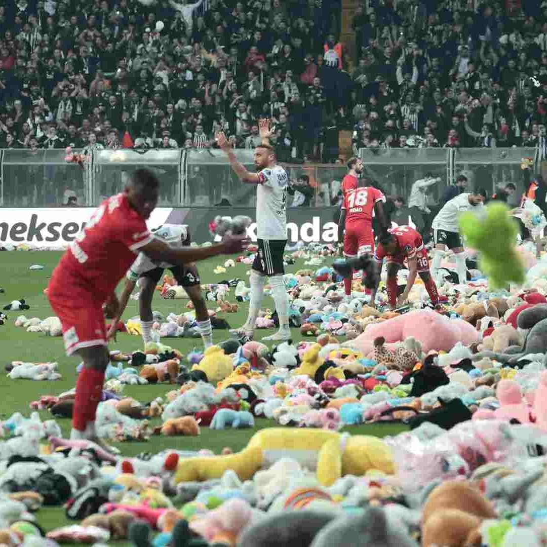 Miles de peluches cayeron a la cancha del Besiktas de Turquía