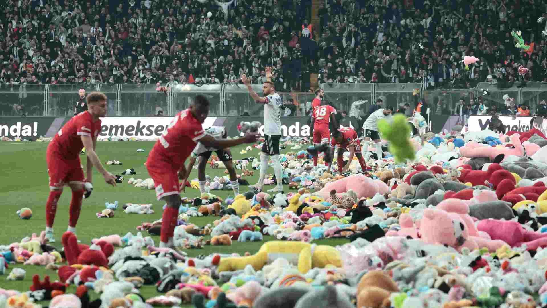 Miles de peluches cayeron a la cancha del Besiktas de Turquía
