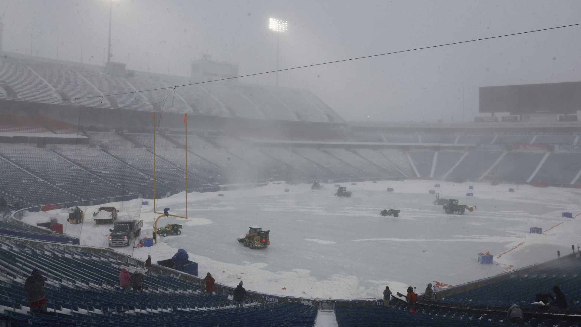 Por Fuerte Nevada Posponen Juego Bills vs. Steelers; Jugadores Piden Ayuda para Limpiar Estadio