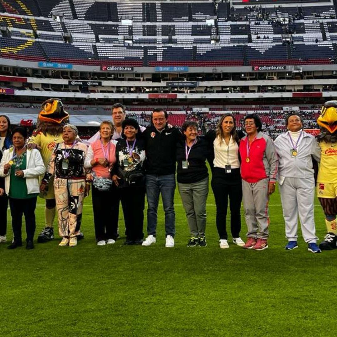 Las jugadoras de la Selección Nacional Femenil de 1971 reciben un reconocimiento en el Estadio Azteca