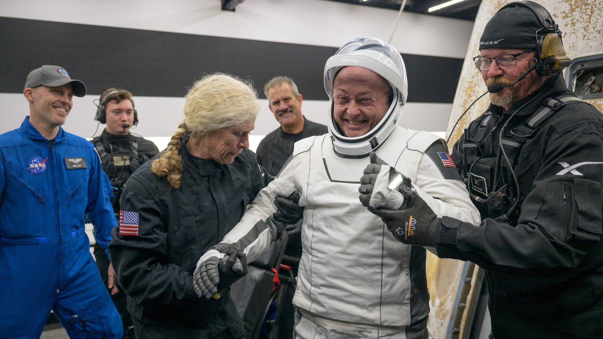 El astronauta Mike Fincke de la NASA al llegar a la Tierra