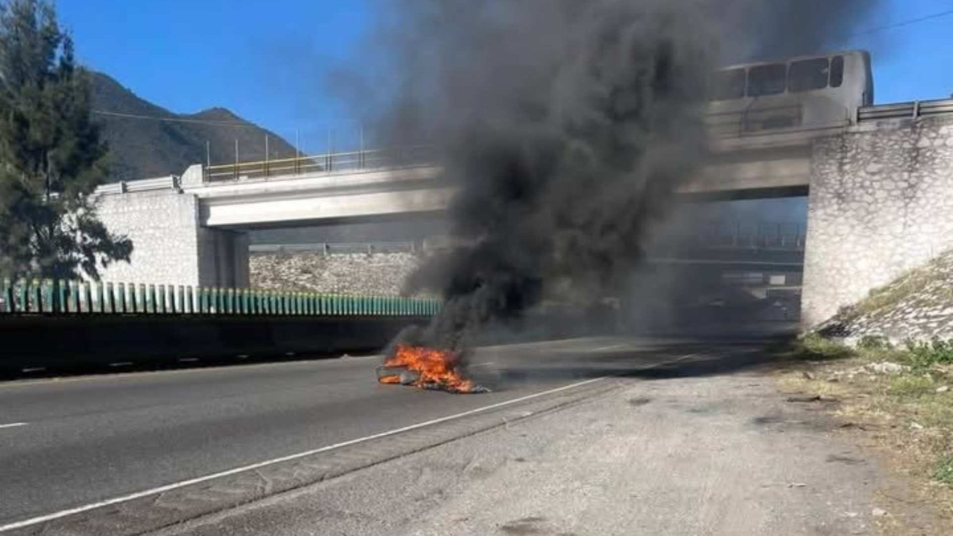 Se Registra Quema de Llantas en Autopista Orizaba Puebla Camerino Z. Mendoza Se Desconoce el Motivo del Incidente