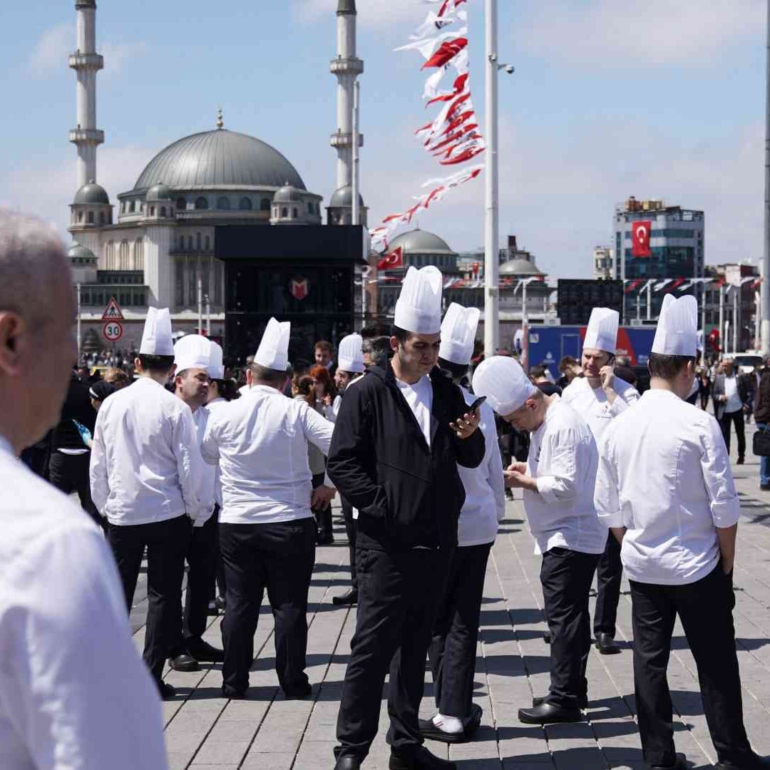 Personas se resguardan por el terremoto en Estambul