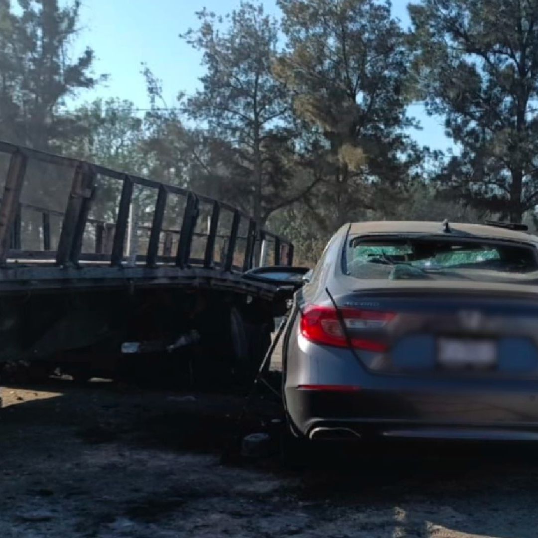 Un doctor de Aguacalientes murió tras chocar contra un tráiler calcinado en Jalisco
