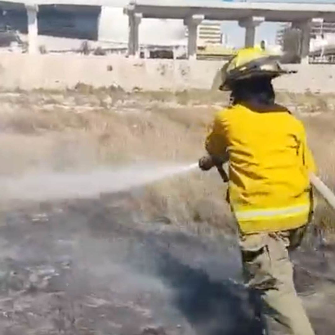 Protección Civil sofocando incendio