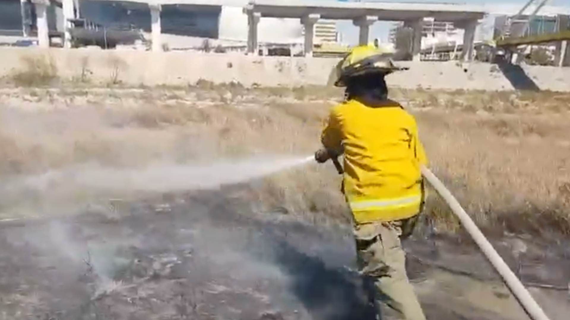 Protección Civil sofocando incendio