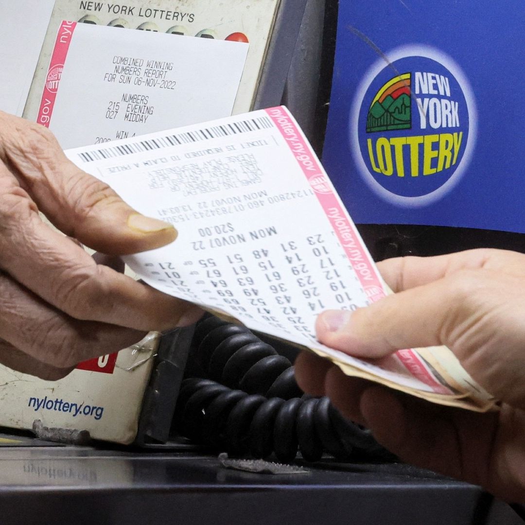 Un hombre compró y ganó el premio de la lotería de Powerball en California, ganó poco más de 2,000 millones de dólares