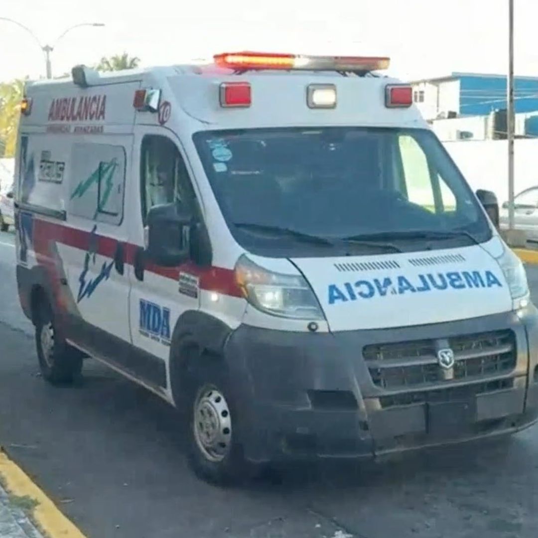 Ambulancia atendiendo a estudiante atropellada por autobús en Veracruz.