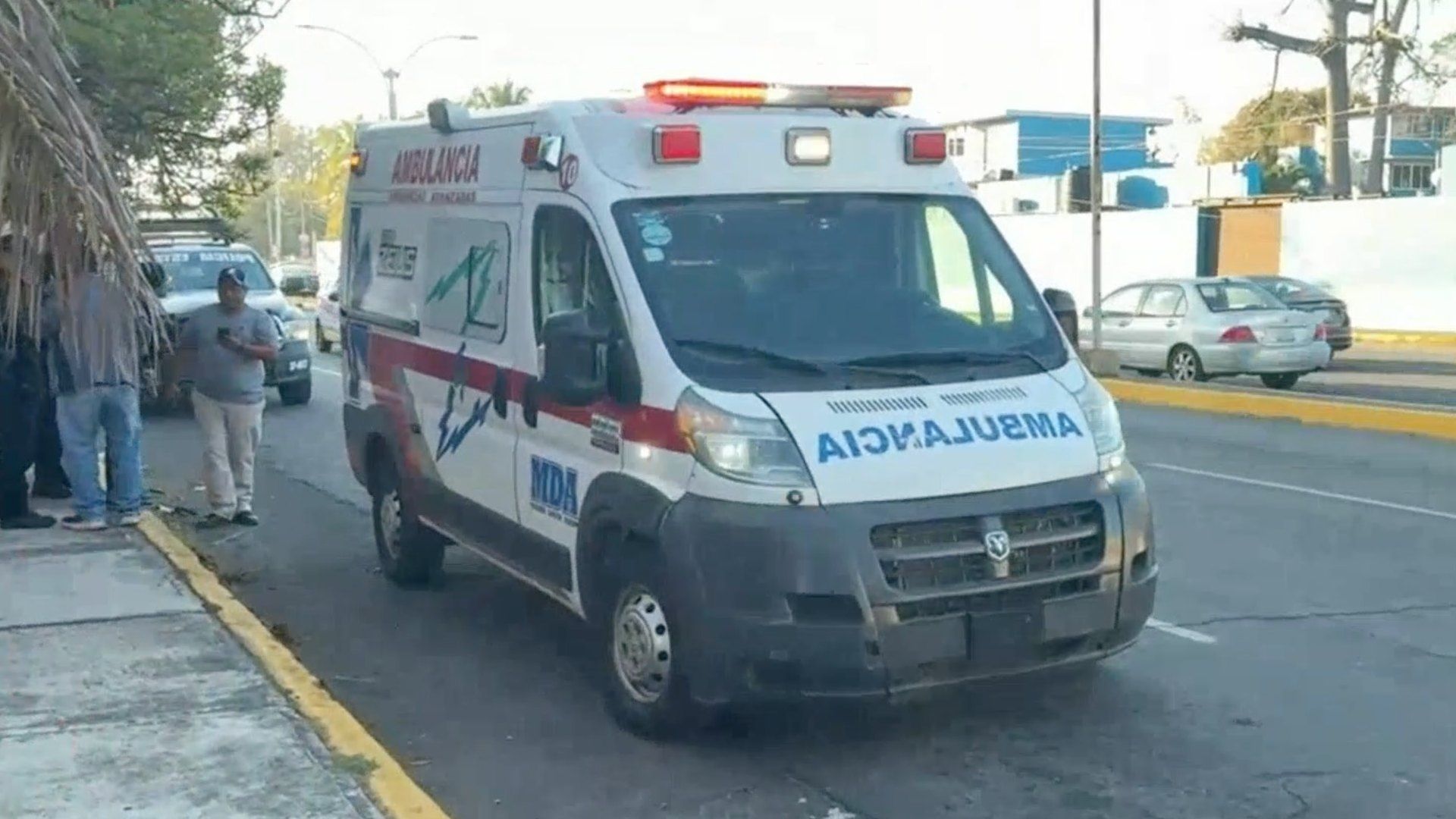 Ambulancia atendiendo a estudiante atropellada por autobús en Veracruz.